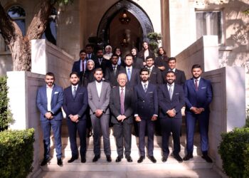 العيسوي يلتقي فعاليات شعبية وطلبة جامعيين