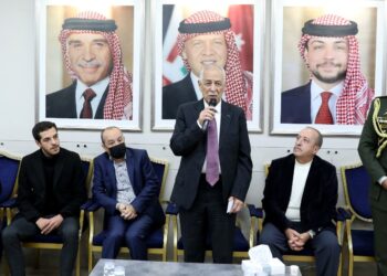 مندوبا عن الملك وولي العهد. العيسوي يعزي عشائر القاضي والشرايعة والمجالي ومنّاع