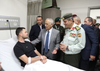 بتوجيهات ملكية العيسوي يطمئن على صحة مصابي المداهمة الأمنيّة بالرمثا وينقل اعتزاز الملك وولي العهد وتمنياتهما بالشفاء العاجل