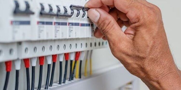 الحكومة توضح إجراءات فصل التيار الكهربائي