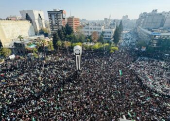 الشرع يدعو السوريين للنزول إلى الشوارع احتفالًا بذكری سقوط النظام السابق
