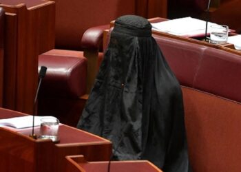 أسترالية ترتدي البرقع في مجلس الشيوخ لإثارة معارضيها