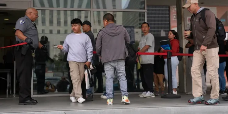 إدارة ترامب تأمر بإجراء مراجعة لاجئين دخلوا أميركا بعهد بايدن