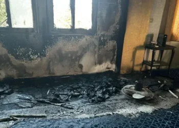مستوطنون يحرقون مسجدا بسلفيت ويقتحمون الأقصى