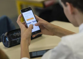 مطالب بمنع الهواتف الذكية في المدارس وسط غياب ضوابط تشريعية