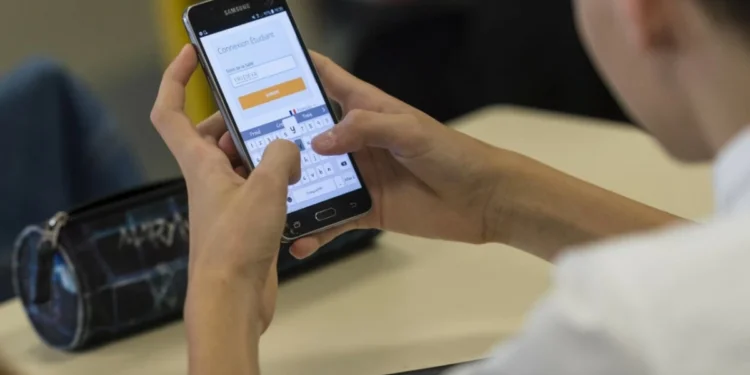 مطالب بمنع الهواتف الذكية في المدارس وسط غياب ضوابط تشريعية