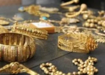 حدث يسرق من منزل والده ذهب بقيمة ٢٠ ألف دينار