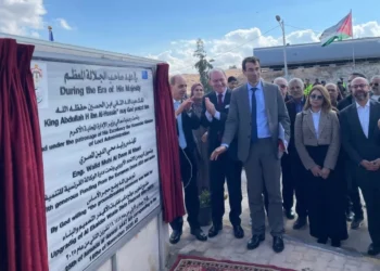 وزير الإدارة المحلية يضع حجر الأساس لمشروع تطوير وإعادة تأهيل مكب نفايات الأكيدر
