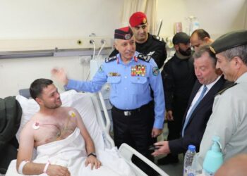 مديرا المخابرات العامة والأمن العام يطمئنان على صحة مصابي مداهمة الرمثا
