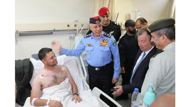 مديرا المخابرات العامة والأمن العام يطمئنان على صحة مصابي مداهمة الرمثا