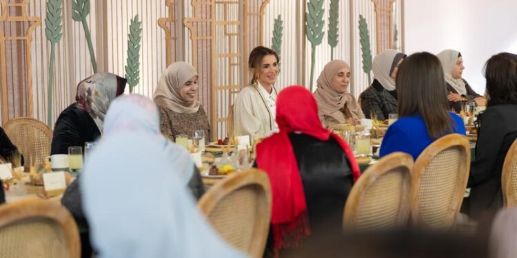 الملكة تلتقي بسيدات من المفرق وتشاركهن الغداء في أم الجمال