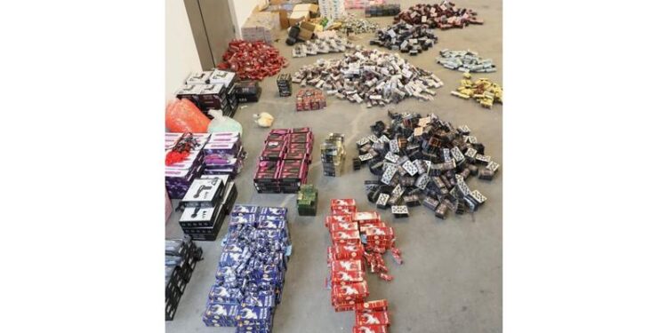 الجمارك تضبط كميات كبيرة من المواد المهربة والمنتهية الصلاحية