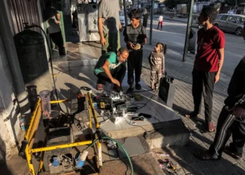 انقطاع الإنترنت والاتصالات الخلوية عن مدينة غزة