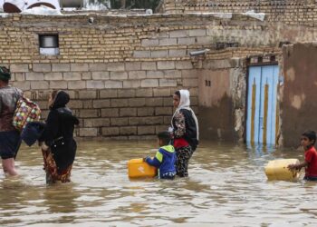 فيضانات في مناطق بإيران بعد عملية تلقيح السحب
