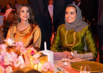 الملكة تشارك في عشاء خيري أقيم في متحف الفن الإسلامي بالدوحة