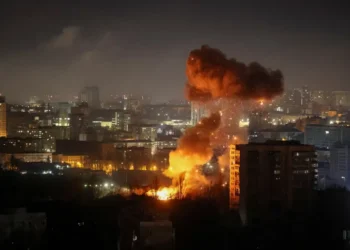 قتلى في هجوم واسع على كييف وروسيا تسقط عشرات المسيرات