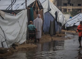 الدفاع المدني بغزة: مياه الأمطار تغرق مئات الخيام للنازحين
