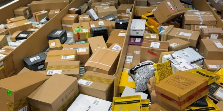 الجمارك: 16% ضريبة مبيعات على الطرود الإلكترونية دون 200 دينار