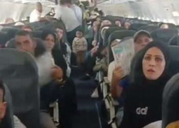 جنوب أفريقيا تسمح لـ 153 فلسطينيًا بالنزول بعد محنة طيران استمرت 12 ساعة
