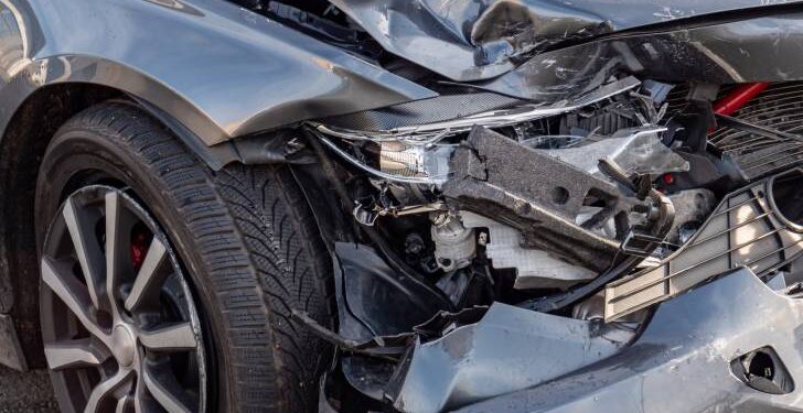 وفاة بحادث تصادم تريلا وسيارة على الطريق الصحراوي