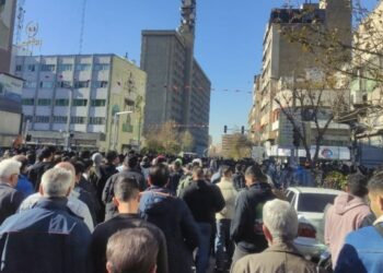 اتساع رقعة الاحتجاجات وإضرابات واسعة للتجار في عدة مدن بإيران