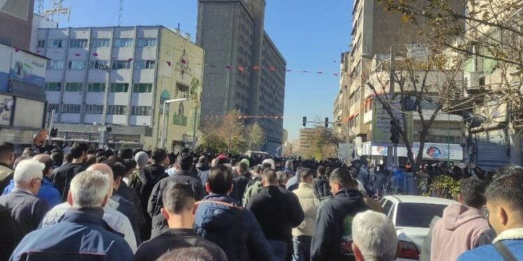 اتساع رقعة الاحتجاجات وإضرابات واسعة للتجار في عدة مدن بإيران