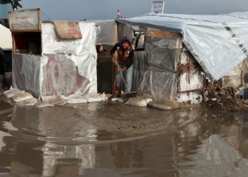 منخفض جوي يغرق خيام آلاف النازحين بغزة وتحذيرات من كارثة