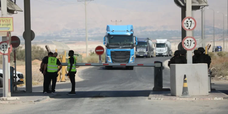 تصاريح من الشاباك وفحوصات طبية .. شروط إسرائيل لدخول الشاحنات الأردنية