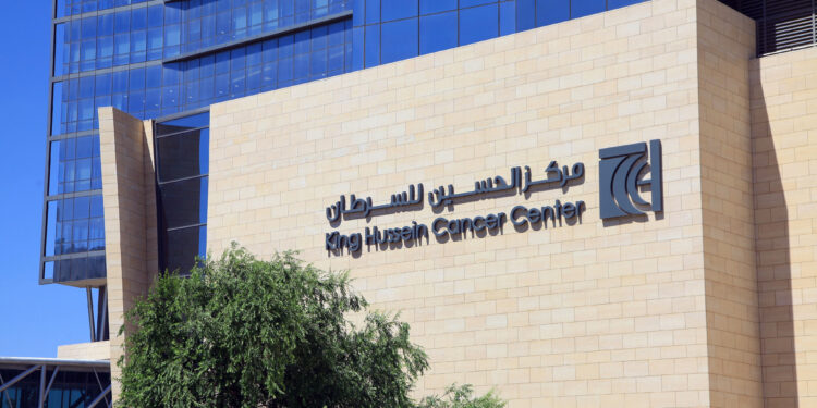 مدير الحسين للسرطان يحذّر من تقارير طبية مزوّرة ودعوات تبرع مضللة