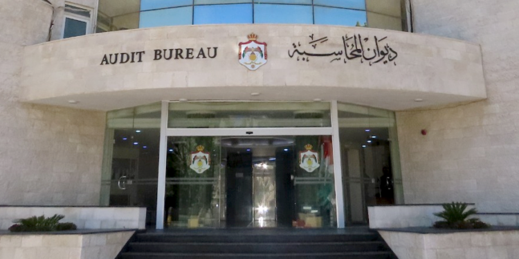 نواب : تركوا حيتان الفساد ولاحقوا موظفين على مواد تنظيف