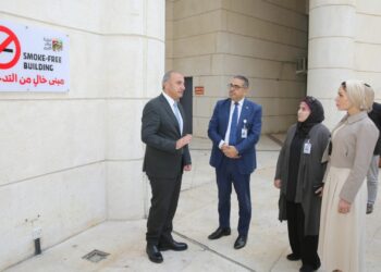 تركيب لوحات خالٍ من التدخين في مباني أمانة عمان