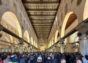 عشرات آلاف المصلين يؤدون صلاة الجمعة في الأقصى