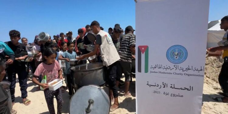 الحملة الأردنية توزع وجبات المنسف في مواصي خان يونس