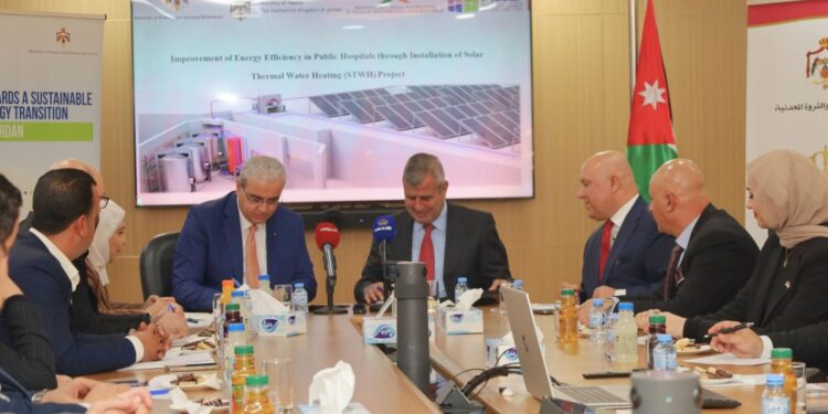 توقيع إتفاقية لتنفيذ أنظمة تسخين المياه بالطاقة الشمسية في 33 مستشفى حكومي