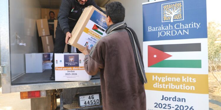 الخيرية الهاشمية توزع موعد غذائية للأسر العفيفية في معان والمفرق
