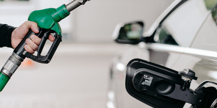 الحكومة تقرر تخفيض أسعار المحروقات لشهر كانون الثاني المقبل