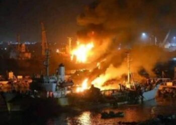 التحالف بقيادة السعودية يشن غارة على ميناء المكلا في اليمن