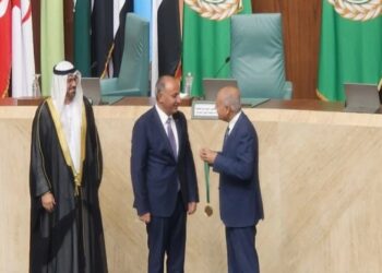 الشواربة يتسلّم جائزة التميز الحكومي كأفضل مدير بلدية عربية