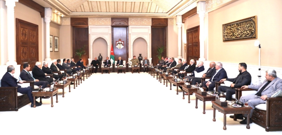 متابعة للقائهم مع الملك … العيسوي يلتقي متقاعدين خدموا بمعية جلالته