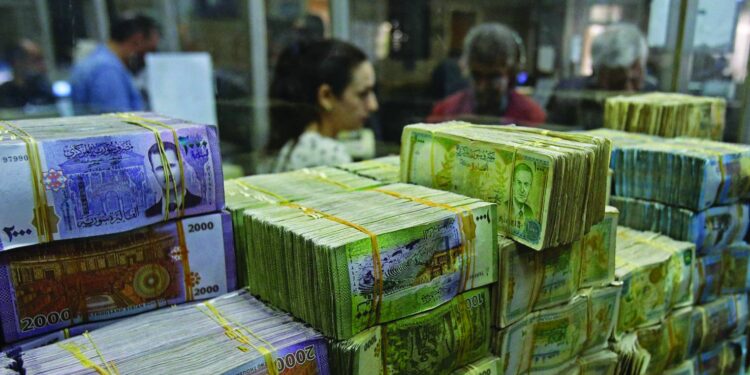 كل 100 ليرة تعادل ليرة واحدة… إطلاق عملة جديدة في سوريا بحذف صفرين