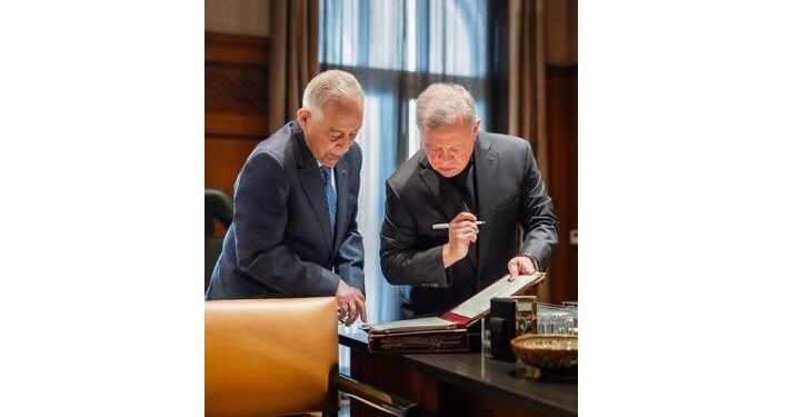 الديوان الملكي ينشر صورة من اجتماع للملك بالعيسوي