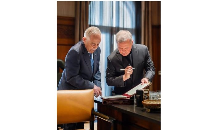 الديوان الملكي ينشر صورة من اجتماع للملك بالعيسوي