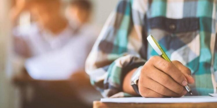 أمين عام التربية لطلبة التوجيهي : أنتم أكبر وأنبل من نتيجة