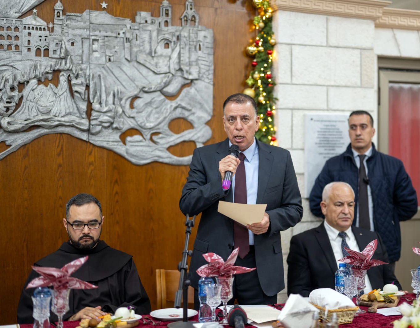 وزير الداخلية يشارك بقداس منتصف الليل في كنيسة المهد