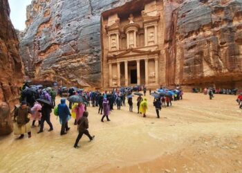خبراء يحذّرون من مخاطر الفيضانات على مدينة البترا الأثرية