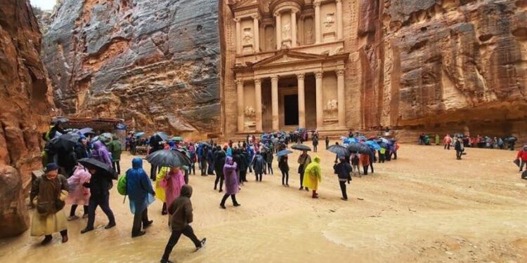 خبراء يحذّرون من مخاطر الفيضانات على مدينة البترا الأثرية