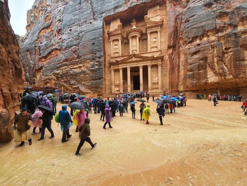 خبراء يحذّرون من مخاطر الفيضانات على مدينة البترا الأثرية