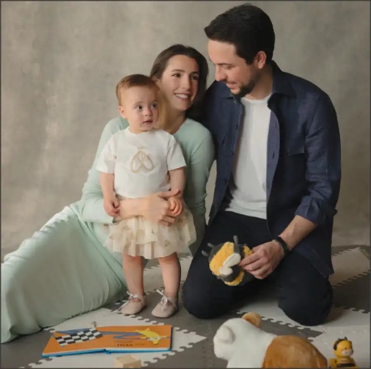 ولي العهد : ‎مني ومن رجوة وصغيرتنا إيمان.. كل عام وأنتم بخير