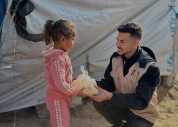 الخيرية الهاشمية تواصل تدخلاتها الإغاثية بتوزيع الخبز في غزة