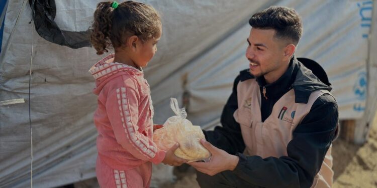 الخيرية الهاشمية تواصل تدخلاتها الإغاثية بتوزيع الخبز في غزة